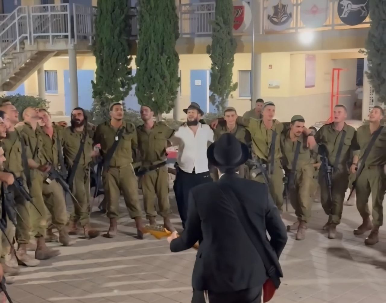 ערב ראש חודש בבא"ח צנחנים עם האמן החב"די